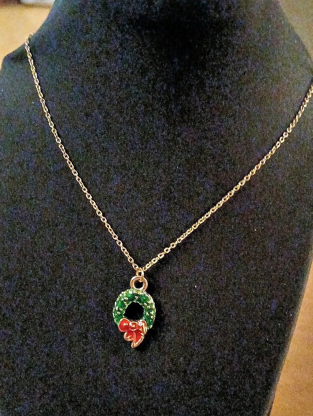 Holiday Enamel Wreath Pendant Necklace in Gold Tone & Green Like New 18"